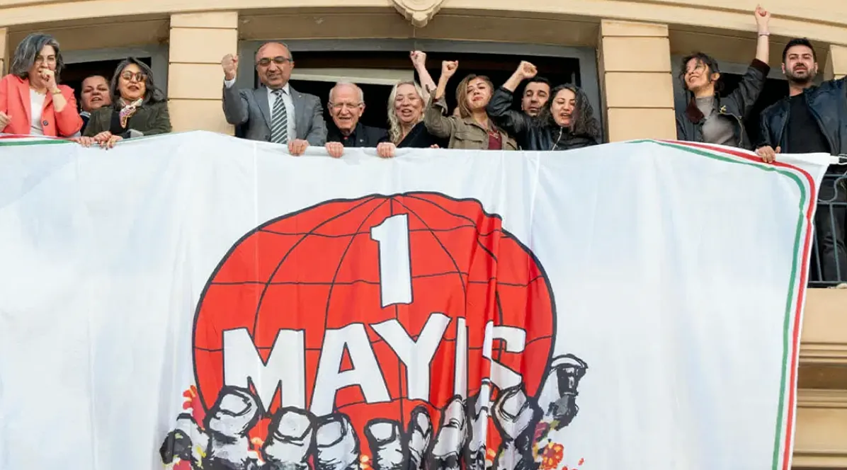 İstanbul Barosu'na 1 Mayıs Pankartı Asıldı: 'Halkın Ekmeğidir Adalet'