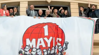 İstanbul Barosu'na 1 Mayıs Pankartı Asıldı: 'Halkın Ekmeğidir Adalet'