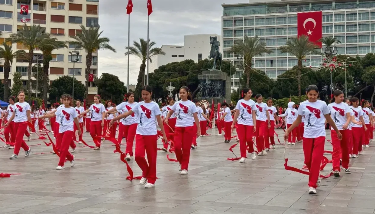 İzmir'de 23 Nisan Ulusal Egemenlik ve Çocuk Bayramı Kutlandı