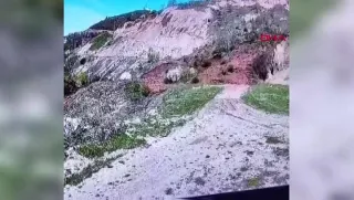 Tokat'ta Heyelan Anı Kameraya Yansıdı: Dik Yamaçtan Toprak Kayması