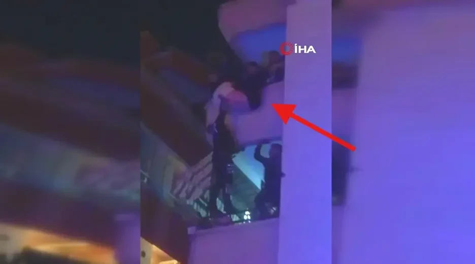 Balkondan Sarkan Şahıs Polis Tarafından Kurtarıldı