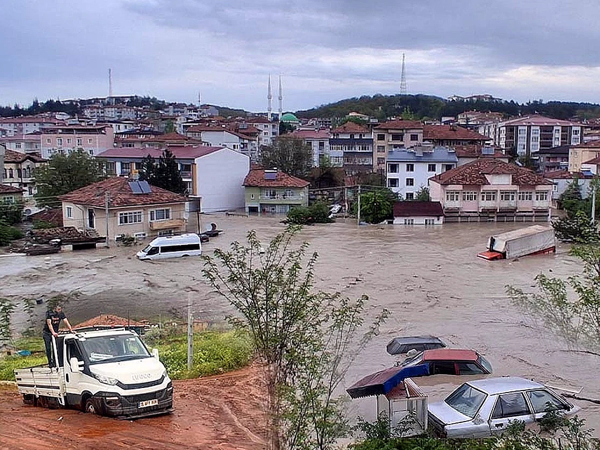 5 İlde Sağanak Etkili Oldu: Bodrum Katları Su Bastı, Araçlar Sular Altında Kaldı