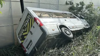 Alanya'da Okul Servisi Bahçeye Devrildi: 6 Öğrenci Yaralandı
