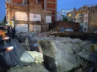 Balıkesir'de Temel Kazısı Nedeniyle 3 Katlı Bina Yıkıldı