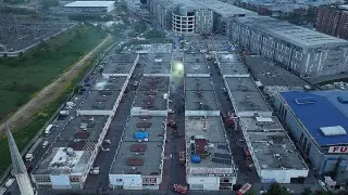 Başakşehir'de Kolonya İmalathanesinde Yangın: Bir İtfaiye Eri Yaralandı, Çok Sayıda İş Yeri Hasar Gördü