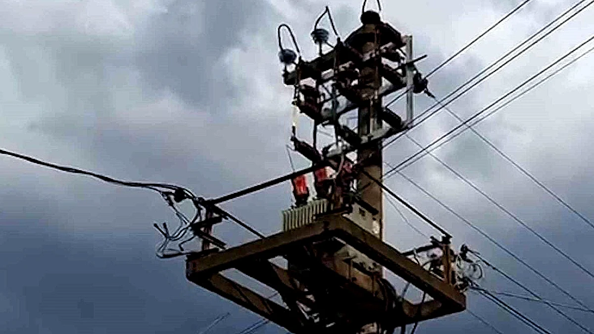 Bolu'da Elektrik Direğine Yıldırım İsabet Etti