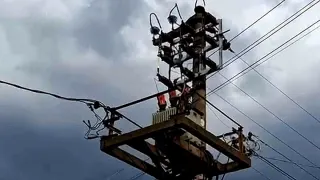 Bolu'da Elektrik Direğine Yıldırım İsabet Etti