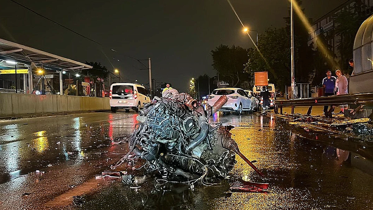 Bursa'da Trafik Kazası: 1'i Ağır 2 Yaralı, Otomobilin Motoru Koptu