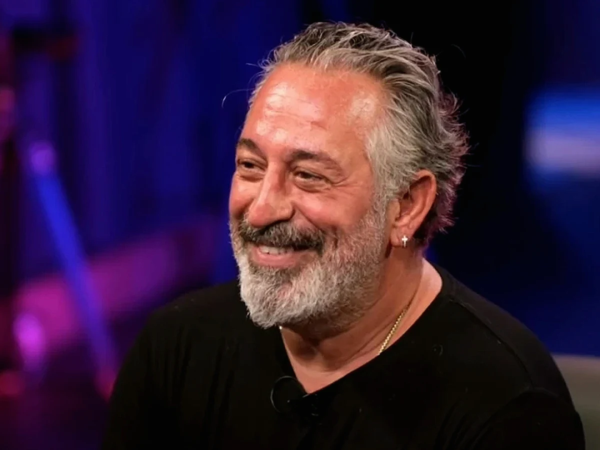 Cem Yılmaz'ın Yeni Lüks Otomobili ve "CY" Logolu Şapkası Dikkat Çekti