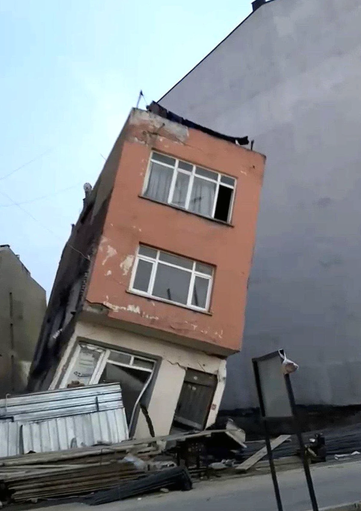Erdek'te İnşaat Kazısı Nedeniyle 2 Katlı Bina Yıkıldı