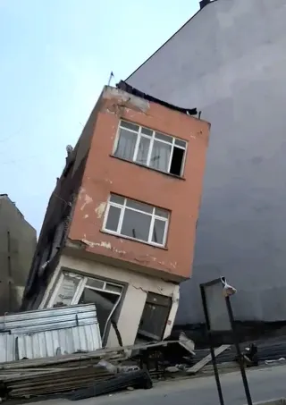 Erdek'te İnşaat Kazısı Nedeniyle 2 Katlı Bina Yıkıldı