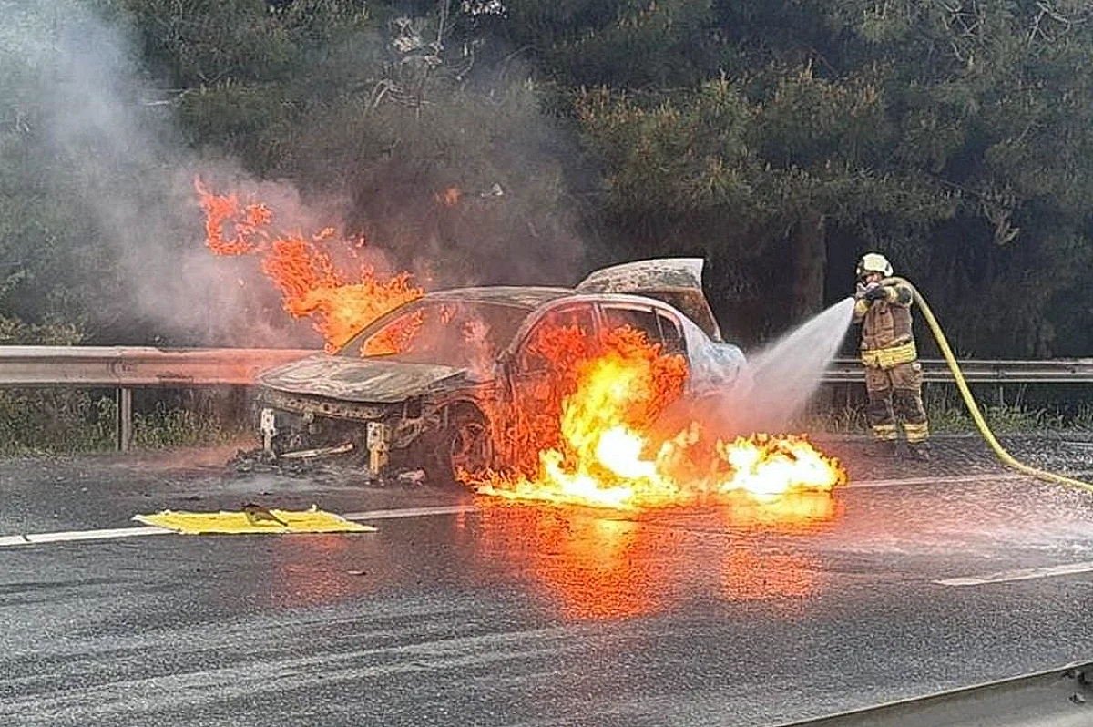 Esenyurt'ta Seyir Halindeki Otomobilde Yangın Çıktı