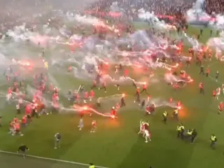 Futbol maçında taraftarlar sahaya indi, maç yarıda kaldı
