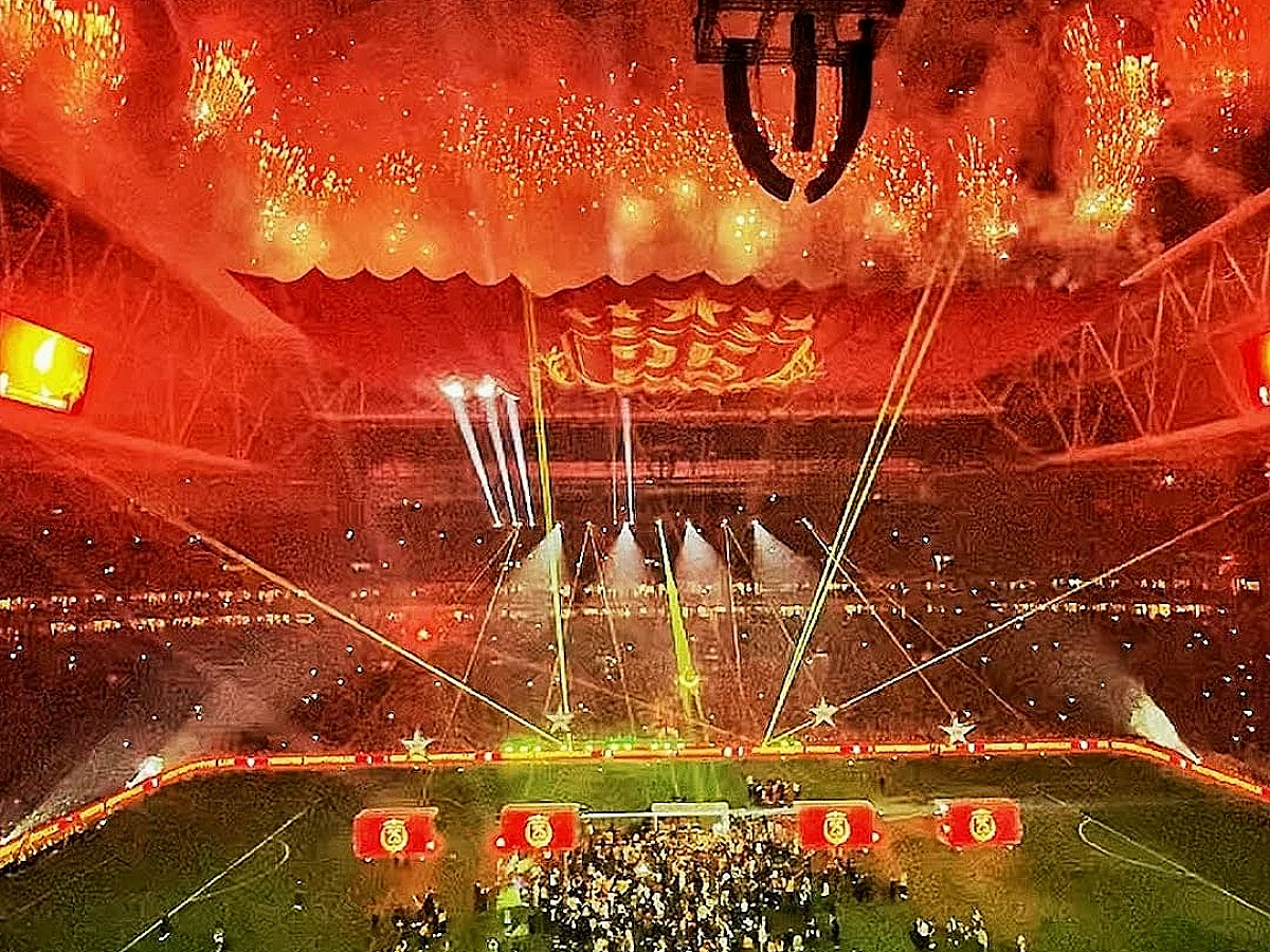 Galatasaray'dan Şampiyonluk Kutlamaları İçin Farklı Bir Yol: Sanatçı Yerine Drone ve Havai Fişek Gösterisi