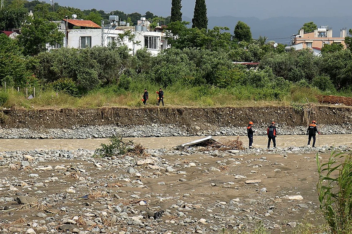 Hatay'da Sel Sularına Kapılan 2 Gencin Aranması Sürüyor