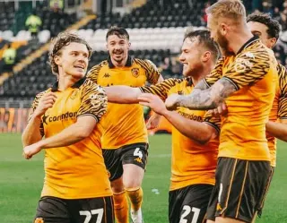 Hull City Premier Lig'e Yükselme Yolunda: Millwall Deplasmanında Final Mücadelesi