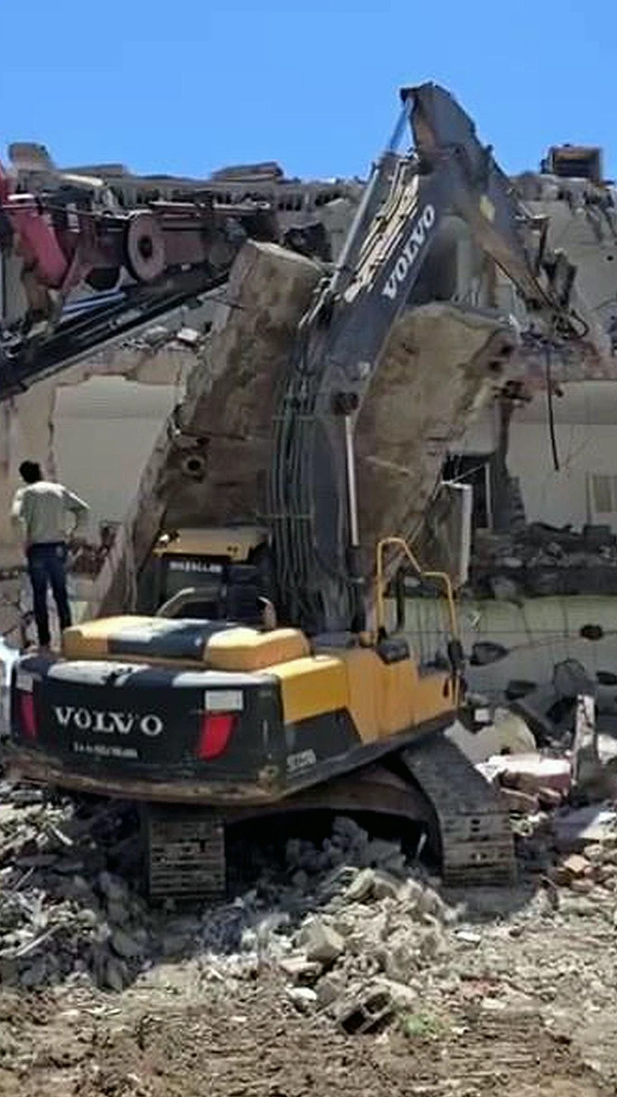 Kahta'da Yıkım Sırasında İş Makinesinin Üzerine Beton Bloğu Düştü