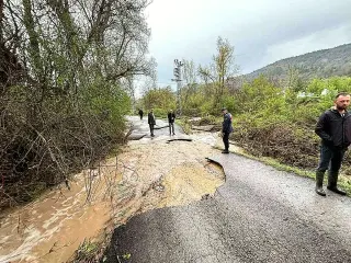 Karabük'te Sağanak ve Dolu Nedeniyle Su Taşkınları: 3 Kişi Kurtarıldı