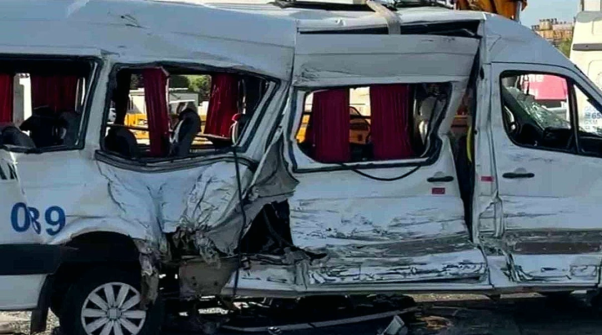 Kocaeli'de Tır Kazasında Ağır Yaralanan 8 Kişiden Biri Hayatını Kaybetti