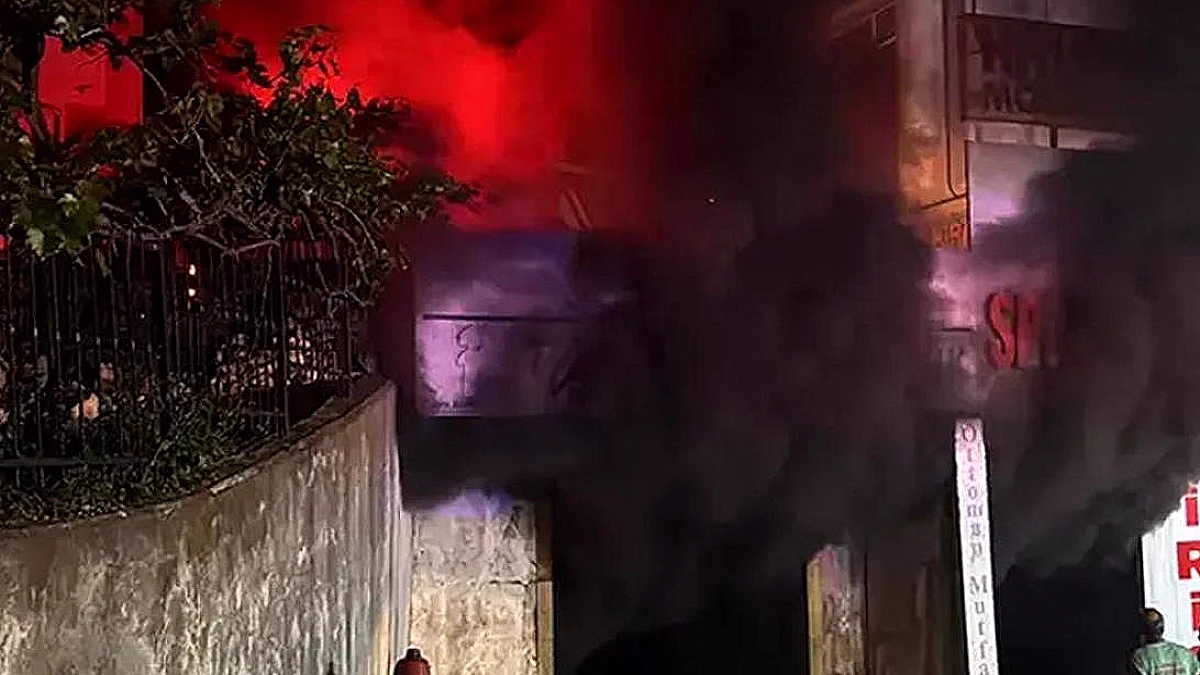 Kolonya İmalathanesinde Yangın: Bir İtfaiye Eri Yaralandı