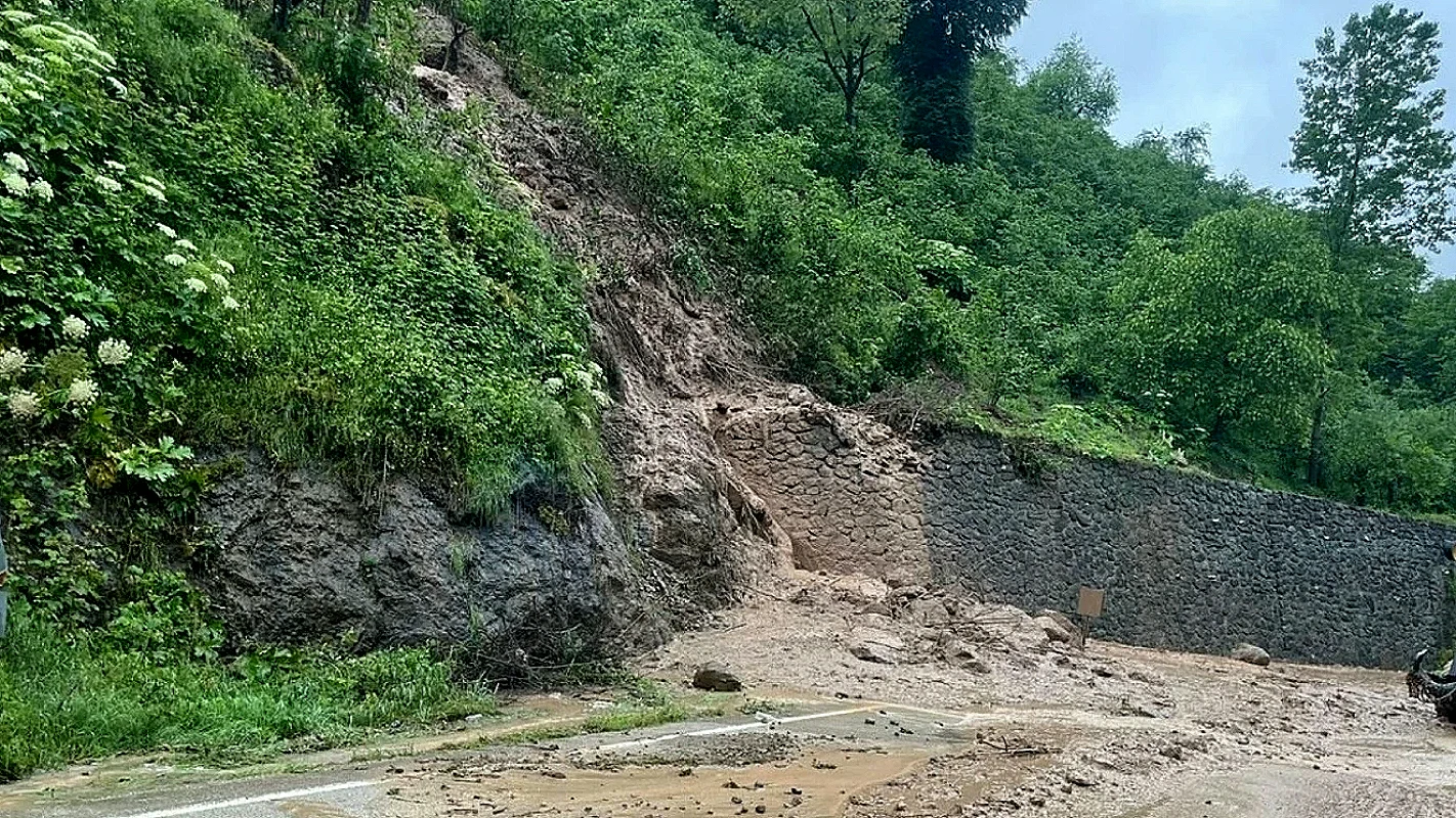 Ordu'da Sağanak Yağışlar Sonucu Meydana Gelen Heyelan Nedeniyle Fatsa-Aybastı Kara Yolu Ulaşıma Kapandı