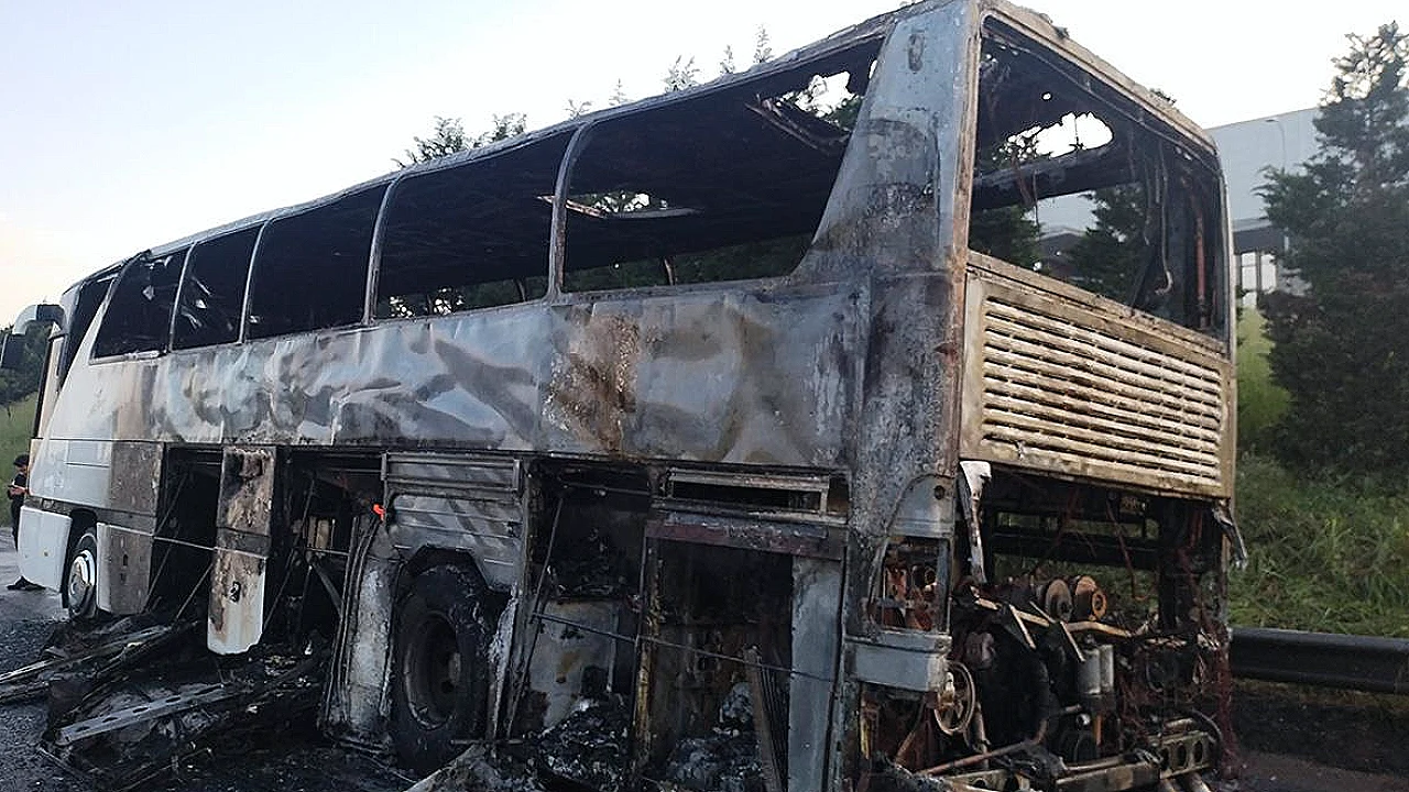 Otomobilde Çıkan Yangın Facianın Eşiğinden Döndürdü: 45 Kişi Kurtarıldı