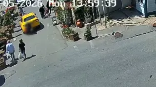 Şişli'de Geri Manevra Yapan Taksi, Yürüyen Kadının Altında Kaldı
