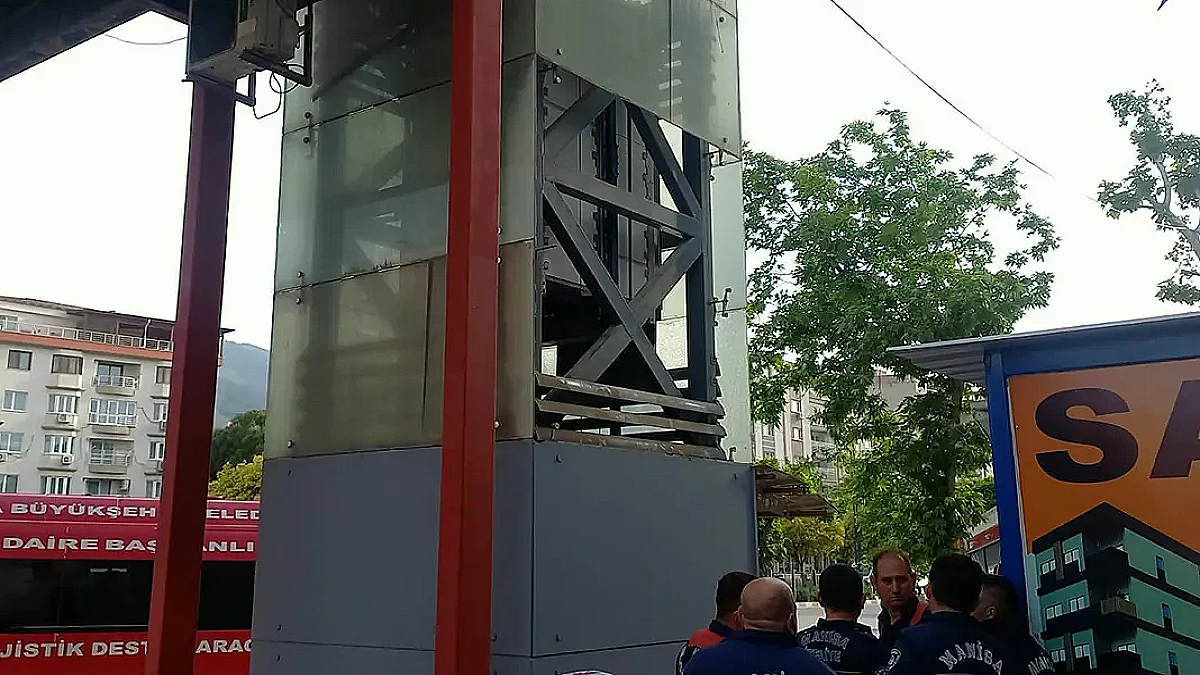 Üst Geçit Asansöründe Sıkışan Genç Hayatını Kaybetti