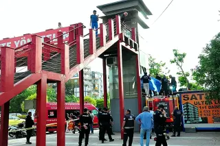 Üstgeçit Asansöründe Sıkışan Genç Hayatını Kaybetti
