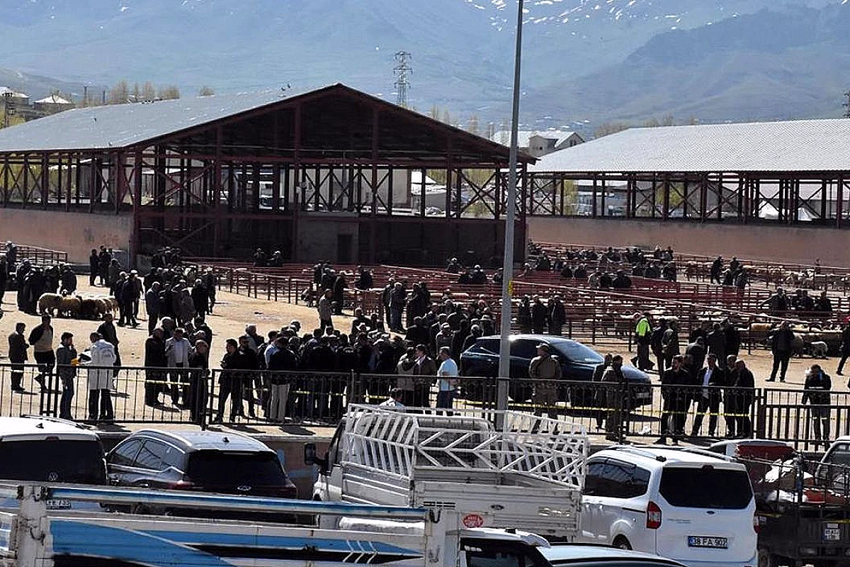 Van'da Hayvan Pazarında Çıkan Silahlı Kavgada 1 Kişi Hayatını Kaybetti, 13 Kişi Yaralandı